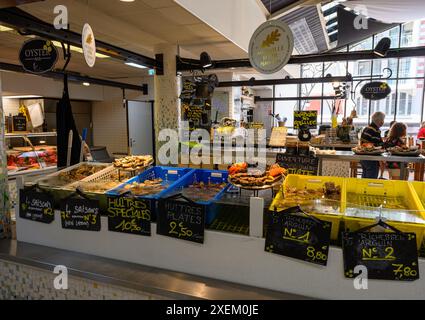 Arcachon, France - juin 25 2024 : stalle et bar de l'ostréiculteur d'Arcachon dans la mairie. Banque D'Images