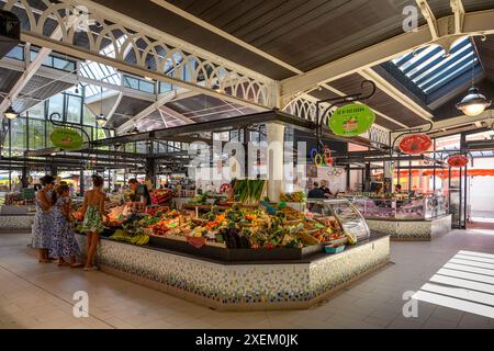 Arcachon, France - juin 25 2024 : partie de l'intérieur des halles, construite sur le modèle des halles Balthard à Paris Banque D'Images