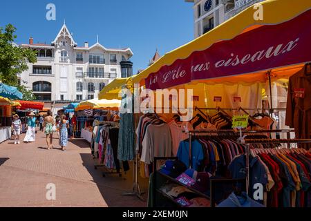 Arcachon, France - juin 25 2024 : la station balnéaire d'Arcachon accueille un marché en plein air tous les jours pendant l'été sur la place des Marquises. Banque D'Images