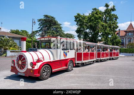 Arcachon, France - juin 25 2024 : le train touristique d'Arcachon traverse la station balnéaire et s'arrête dans la vieille ville appelée ville d'hiver Banque D'Images