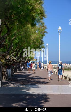 Arcachon, France - juin 25 2024 : la promenade de Gounouilhou, qui longe la plage centrale, est un endroit populaire pour se promener. Banque D'Images