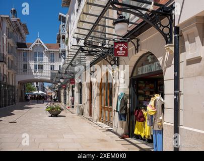 Arcachon, France, juin 25 2024 : la rue Jehenne, au centre de la station balnéaire, abrite de charmantes boutiques au rez-de-chaussée du bâtiment récent Banque D'Images