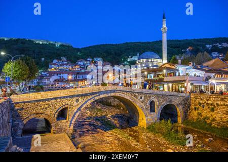 À l'ensemble de la vieille ville de Prizren et la mosquée de Sinan Pacha du pont de pierre de l'autre côté de la rivière Bistrica. Au Kosovo, Balkans central. Banque D'Images