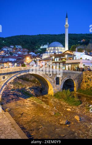 À l'ensemble de la vieille ville de Prizren et la mosquée de Sinan Pacha du pont de pierre de l'autre côté de la rivière Bistrica. Au Kosovo, Balkans central. Banque D'Images