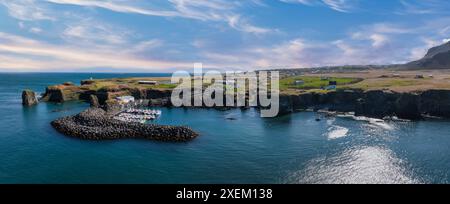 Vue aérienne de la côte islandaise rocheuse avec le port et les bateaux amarrés Banque D'Images