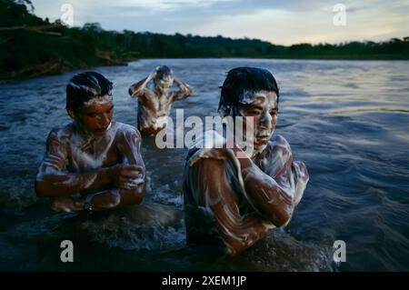 Un groupe de guides Tacana se baignent à la fin de la journée dans la rivière Tuichi dans le parc national de Madidi, Bolivie Banque D'Images