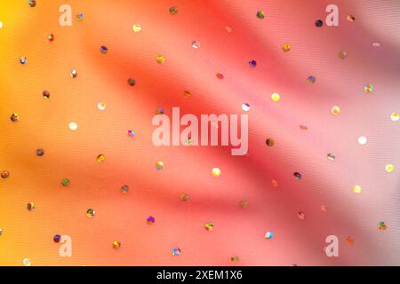 tissu multicolore avec pois brillants holographiques à des fins de design Banque D'Images