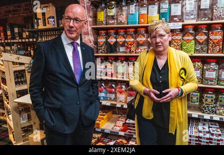 Vendredi 28 juin 2024 : le premier ministre écossais et leader du SNP John Swinney rejoint le candidat du SNP Kim Marshall pour Dumfriesshire, Clydesdale et Tweed Banque D'Images