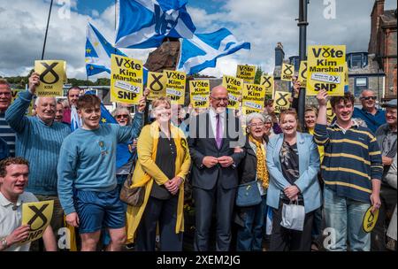 Vendredi 28 juin 2024 : le premier ministre écossais et leader du SNP John Swinney rejoint le candidat du SNP Kim Marshall pour Dumfriesshire, Clydesdale et Tweed Banque D'Images