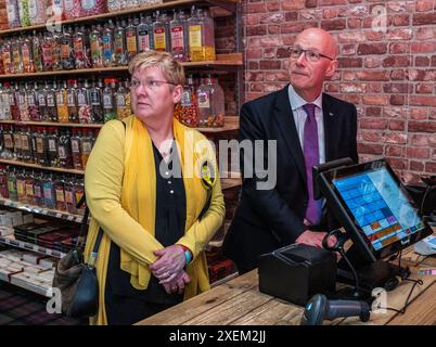 Vendredi 28 juin 2024 : le premier ministre écossais et leader du SNP John Swinney rejoint le candidat du SNP Kim Marshall pour Dumfriesshire, Clydesdale et Tweed Banque D'Images