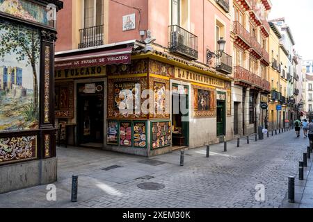 Taverne avec façade décorative colorée à Madrid ; Madrid, Espagne Banque D'Images