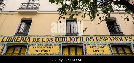 Signe de l'antique Bibliothèque des Bibliophiles espagnols, maintenant un magasin de vêtements à Madrid ; Madrid, Espagne Banque D'Images