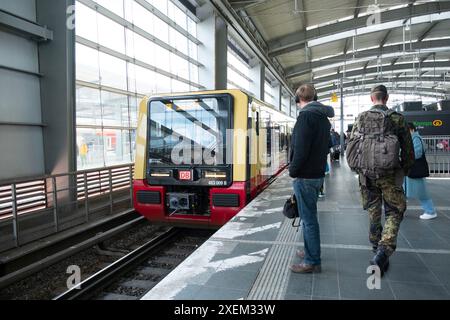 Le train régional Deutsche Bahn arrive à la gare de Berlin, passagers en attente sur le quai, retard des transports publics, trajet quotidien, Berlin - 25 avril 2024 Banque D'Images