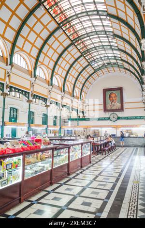 Ho Chi Minh, Vietnam - 2 février 2024 : intérieur du bureau de poste français à Saigon, Vietnam Banque D'Images