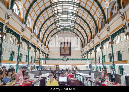 Ho Chi Minh, Vietnam - 2 février 2024 : intérieur du bureau de poste français à Saigon, Vietnam Banque D'Images