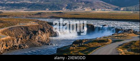 Vue aérienne de la cascade Turquoise Cascading au-dessus de Rocky Cliff en Islande Banque D'Images