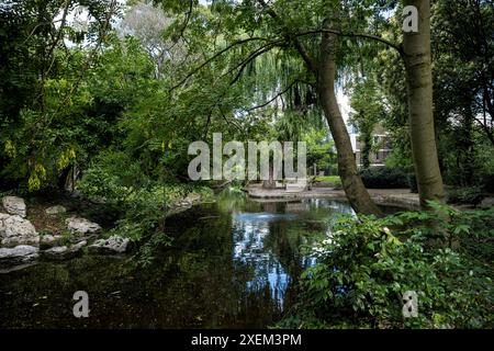 Jardins le long de New River Walk, Islington, Londres, Royaume-Uni ; Londres, Angleterre Banque D'Images