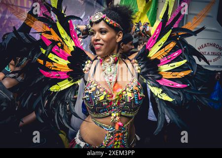 Femme dans un costume coloré avec des plumes à la parade du Mas, Notting Hill Carnival, Londres, Royaume-Uni ; Londres, Angleterre Banque D'Images