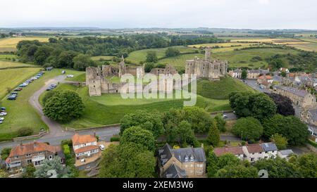 Vue aérienne du château de Warkworth sur les rives de la rivière Coquet, Warkworth, Northumberland, Angleterre. Banque D'Images