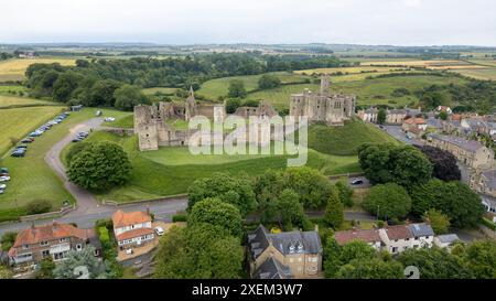 Vue aérienne du château de Warkworth sur les rives de la rivière Coquet, Warkworth, Northumberland, Angleterre. Banque D'Images