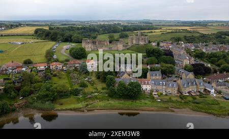 Vue aérienne du château de Warkworth sur les rives de la rivière Coquet, Warkworth, Northumberland, Angleterre. Banque D'Images
