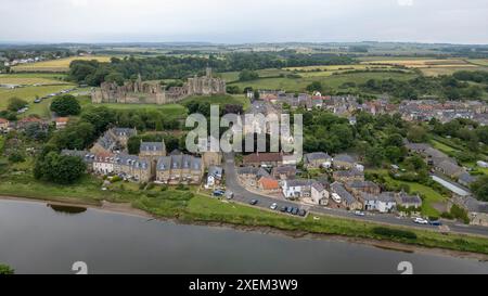 Vue aérienne du château de Warkworth sur les rives de la rivière Coquet, Warkworth, Northumberland, Angleterre. Banque D'Images