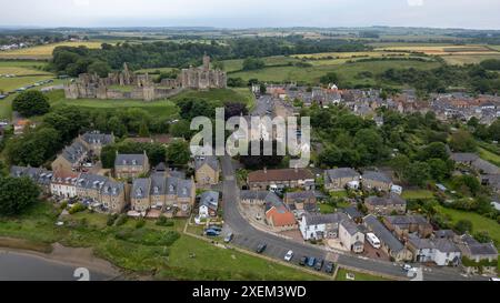 Vue aérienne du château de Warkworth sur les rives de la rivière Coquet, Warkworth, Northumberland, Angleterre. Banque D'Images