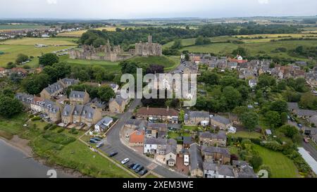 Vue aérienne du château de Warkworth sur les rives de la rivière Coquet, Warkworth, Northumberland, Angleterre. Banque D'Images