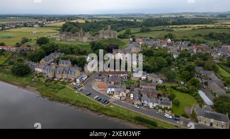 Vue aérienne du château de Warkworth sur les rives de la rivière Coquet, Warkworth, Northumberland, Angleterre. Banque D'Images