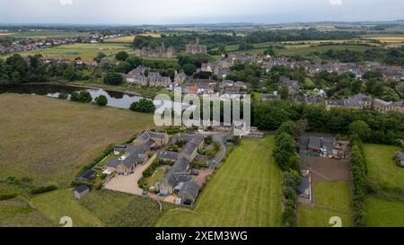 Vue aérienne du château de Warkworth sur les rives de la rivière Coquet, Warkworth, Northumberland, Angleterre. Banque D'Images