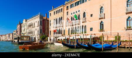 Grand canal par une journée ensoleillée à Venise, avec divers bateaux amarrés le long du rivage ; Venise, Vénétie, Italie Banque D'Images