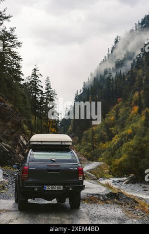 Véhicule utilitaire sportif sur la route de gravier au parc national de Tusheti en Géorgie ; Géorgie Banque D'Images