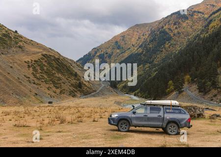 Véhicule utilitaire sport garé dans le village de Dartlo dans le parc national de Tusheti, Géorgie ; Dartlo, Kakheti, Géorgie Banque D'Images