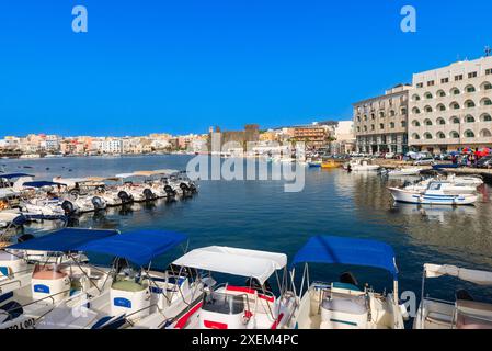 Bateaux amarrage dans un port sur l'île de Pantelleria ; Pantelleria, Sicile, Italie Banque D'Images