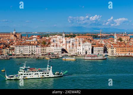Ferries publics et bateaux-taxis sur le Grand canal à Venise ; Venise, Vénétie, Italie Banque D'Images