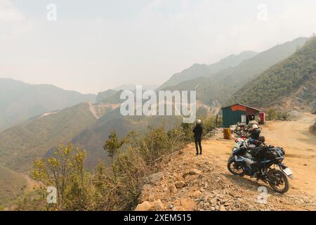 Les touristes en voyage à moto apprécient les vastes vues d'un belvédère à Yen Bai, Vietnam ; Yen Bai, Vietnam Banque D'Images