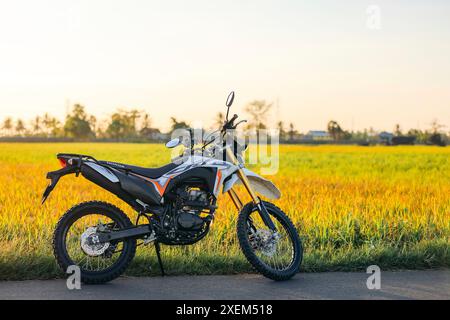 Moto garée sur le bord d'une route dans la campagne dans le sud de Sulawesi, Indonésie Banque D'Images