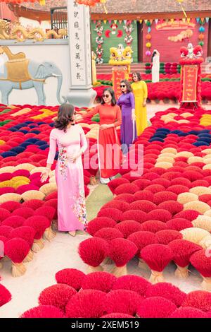 Les femmes visitent Incense Village avec des bâtons d'encens teints sur l'exposition à Hanoi, Vietnam ; Incense Village, Huang Phu Tau, Uni Hoa, Hanoi, Vietnam Banque D'Images