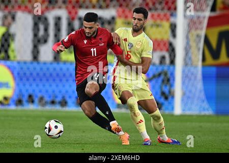 DUSSELDORF, ALLEMAGNE - 24 JUIN : Armando Broja, d'Albanie, et Mikel Merino, d'Espagne, s'affrontent pour le ballon lors du match de la phase de groupes de l'UEFA EURO 2024 Banque D'Images