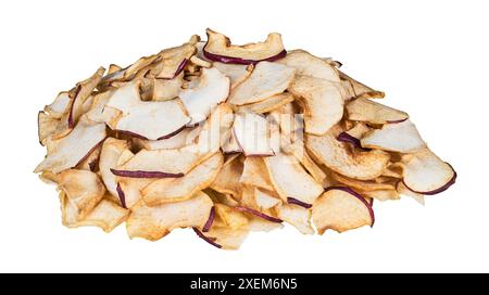 Gros plan sur un tas de tranches de pommes séchées biologiques isolées sur un fond blanc. Les végétariens crus sains mangent à partir de frites de fruits minces à saveur aigre-douce. Banque D'Images