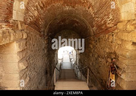 Le passage présente des pierres complexes et mène à l'arène, mettant en valeur l'architecture remarquable et l'importance historique de cet ancien Banque D'Images