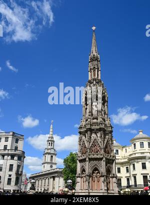 Queen Eleanor Memorial Cross dans le parvis de la gare de Charing Cross juste à côté de Strand avec l'église St Martin-in-the-Fields en arrière-plan, Banque D'Images