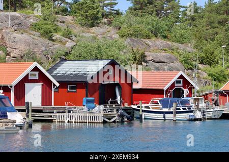 Bateaux et chalets de pêcheurs sur Hamburgö sur la côte ouest de la Suède Banque D'Images