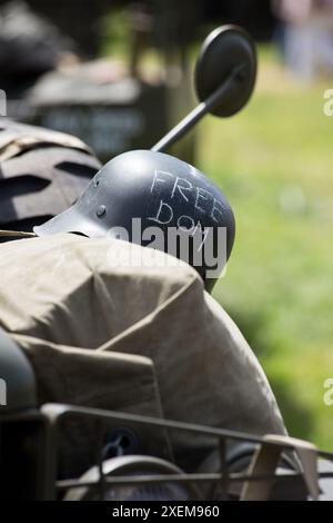 Normandie, France. 4 juin 2017. La commune de St Mère Eglise (Sainte Mère Eglise) commémore le 73e anniversaire de la libération dans le secteur américain de la D-Day de débarquement sur la plage connue sous le nom de "Utah". La ville est aujourd'hui une célébration de différentes cultures venant avec costume d'époque, de reconstitutions, de véhicules et de services. Banque D'Images