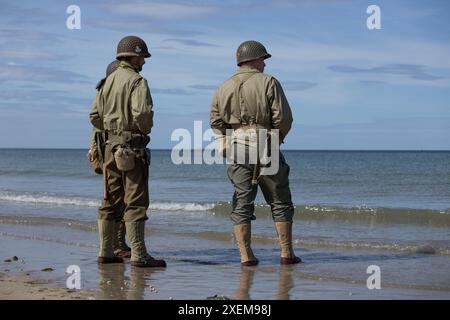 5 juin 2017. Utah Beach, Normandie, France. Un groupe d'hommes vêtus d'uniformes de l'armée américaine se tient sur les sables d'Utah Beach dans le cadre des commémorations du débarquement de 2017 en 1944. Crédit : Wayne Farrell/Alamy News Banque D'Images