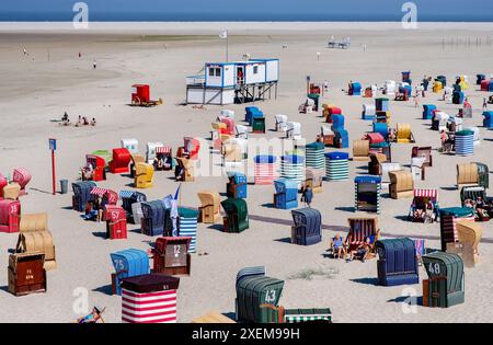 Borkum, Allemagne. 26 juin 2024. De nombreuses chaises de plage et tentes de plage peuvent être trouvées sur la plage de l'île par temps ensoleillé. Crédit : Hauke-Christian Dittrich/dpa - ATTENTION : utiliser uniquement en format complet/dpa/Alamy Live News Banque D'Images