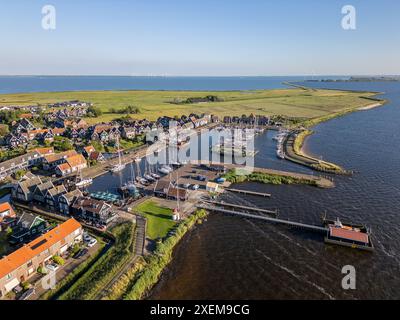 Photo drone aérienne de la petite île et de la ville avec un port à Marken dans le Markermeer, aux pays-Bas. Banque D'Images