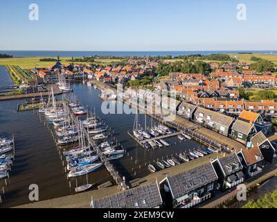 Photo drone aérienne de la petite île et de la ville avec un port à Marken dans le Markermeer, aux pays-Bas. Banque D'Images