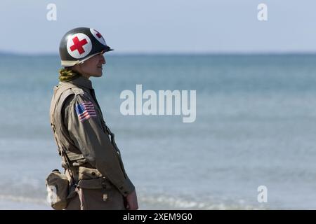 5 juin 2017. Utah Beach, Normandie, France. Un groupe d'hommes vêtus d'uniformes de l'armée américaine se tient sur les sables d'Utah Beach dans le cadre des commémorations du débarquement de 2017 en 1944. Crédit : Wayne Farrell/Alamy News Banque D'Images