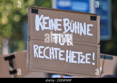 Essen, NRW, Deutschland, 28.06.2024 : Hauptbahnhof : Demo gegen Bundesparteitag der AFD : Polizei steht vor dem Bahnhof, Demonstranten haben sich versammelt, auf einem Pappschild steht Keine Bühne für rechte Hetze *** Essen, NRW, Allemagne, 28 06 2024 Demo de la gare centrale contre la conférence du parti fédéral AFD Stand police devant la station, les manifestants se sont rassemblés, un panneau en carton indique pas de scène pour l'agitation de droite Copyright : xdtsxNachrichtenagenturx dts 42544 Banque D'Images